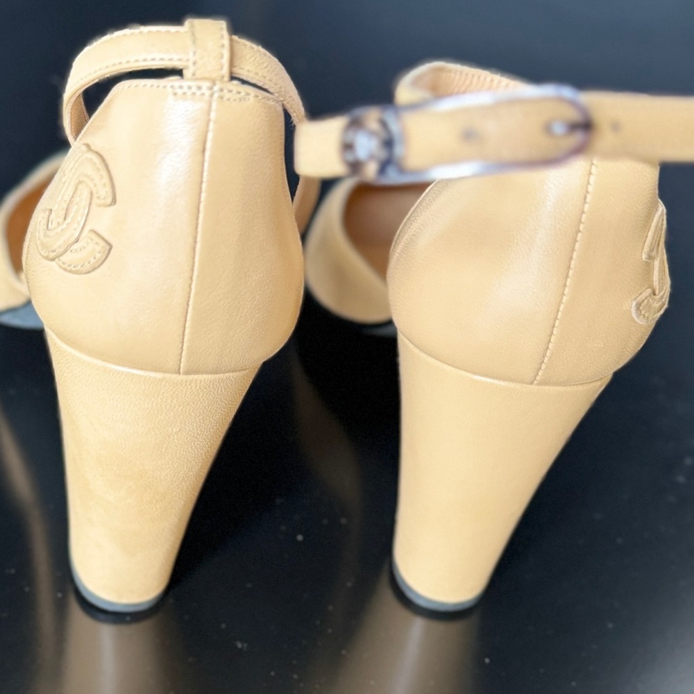 CHANEL Beige and Black Women's Shoes - Picture 5 of 8